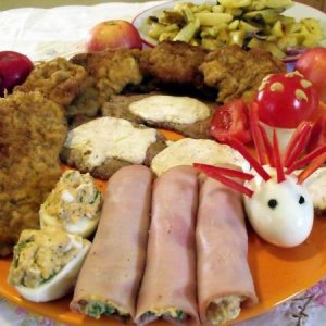 Egymás mellett tálalt ételek - átadják egymásnak az allergéneket.