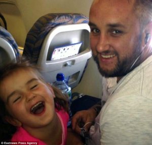 Daily Mail illusztrációja az allergiás sokkot kapott kislányról és az apukájáról a problémamentes visszaútról (Tenerife)