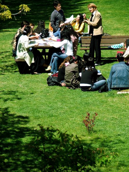 Oktatás a pázsiton. Ausztriában az oktatóink is alkalmaztak olyan módszereket, amiket csak filmekben láthatunk. (Fotó: Freeimages)