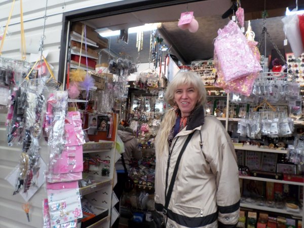 Kati a szegedi Cserepes Sori Piacon évek óta vezeti a kisboltját. Most még nem érzékelt túl nagy forgalomnövekedést.