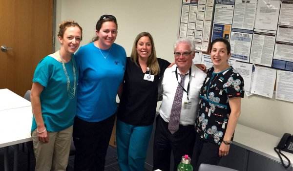 Philadelphia: Ételallergia kutatócsoport Dr. Joel Fiedler, Nurses- Elisa Caracciolo, Stefanie Boardmen, Clinic Coordinator- Rachel Swiernik and Nurse Practitioner- Megan Ott, all wore teal in support of Food Allergy Awareness Week!