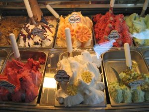 Ha nem is külön hűtőben tárolják (pedig úgy kéne), de minimum külön kanállal kellene adniuk! Fotó: Freeimages