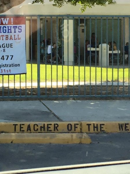 A fehér fölsőben lévő kisfiú már a társai körében ebédel. Fotó: Facebook