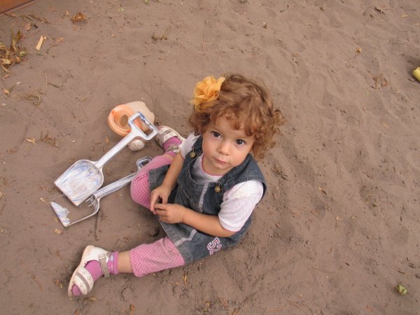 Lágy föveny, avagy a város legnagyobb homokozója a kertünkben! Fotó: Lin