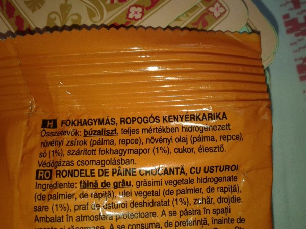 Egy bevállalós címke. Úgy döntöttek, ők nem ijesztgetik a népet a "tartalmazhat" dumával.