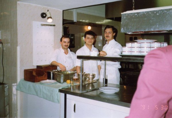 Átol Tibor régen, a Kárpátia Étteremben. (Fotó: Facebook)