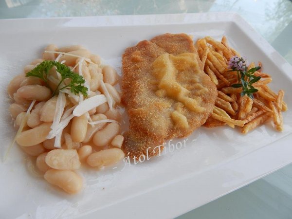 Rántott sertéskaraj póréhagymás babsalátával és sült krumplival Fotó: Átol Tibor