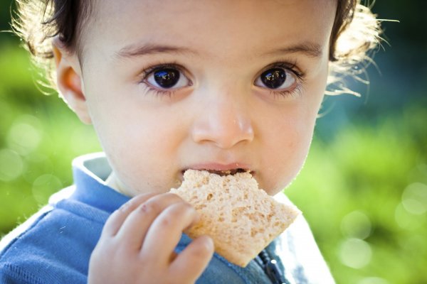 Fotó: http://mazwo.com/wp-content/uploads/2014/09/child-eating-bread2.jpg
