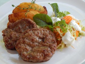 Pljescavica tárkonyos friss salátával és sült burgonyával Fotó: Átol Tibor