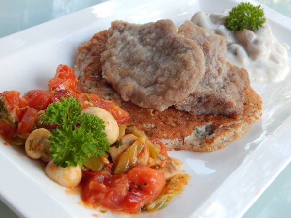 Sertésszűz natúron hajdina pogácsán, kreol raguval és tejszínes gombamártással  Fotó: Átol Tibor