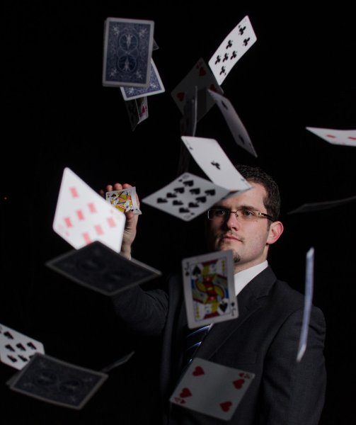 Dr. Novák Hunor Facebook profilképe - felfedi a lapokat, a trükköket leleplezi